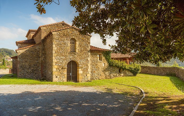 Pravia: iglesia prerrománica de Santianes